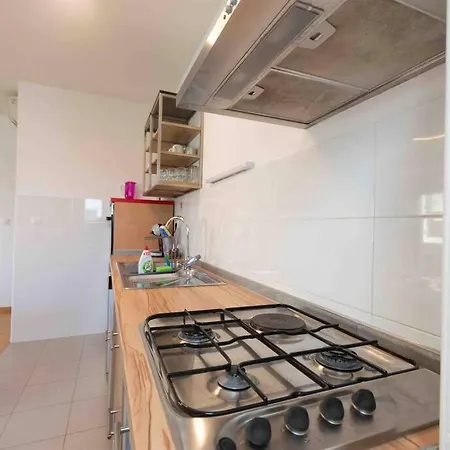 3 Bedroom “missy”with Garage Parking Apartment *