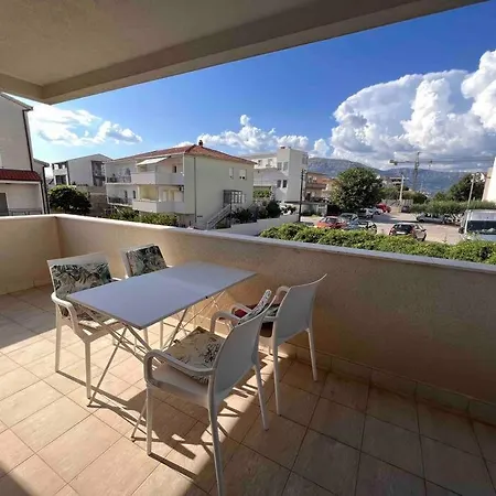 3 Bedroom “missy”with Garage Parking شقة *