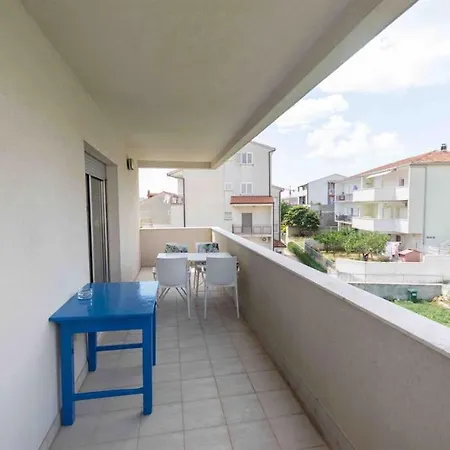 3 Bedroom “missy”with Garage Parking شقة *